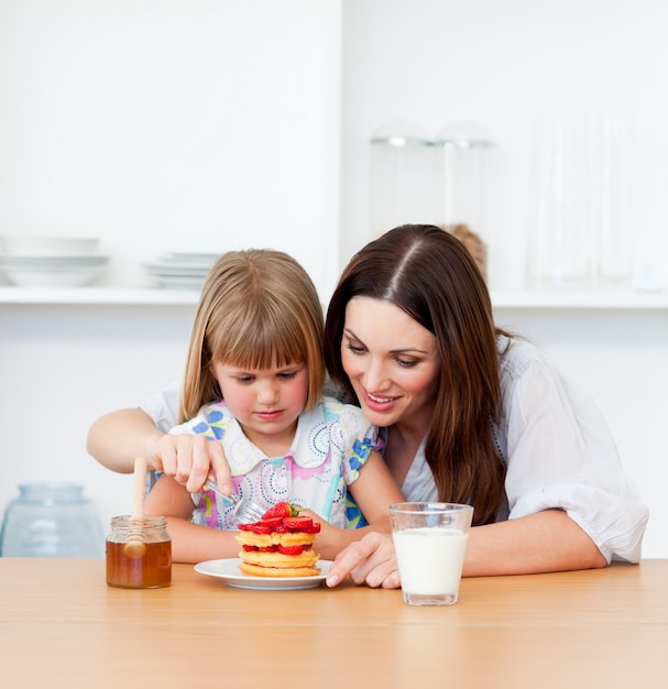 Amorevole bambina e sua madre facendo colazione