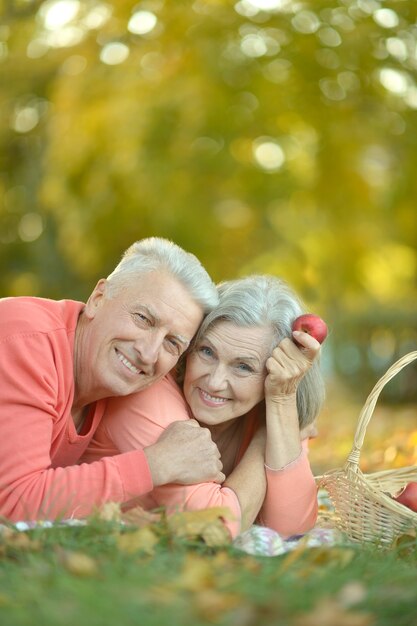 Amorevole coppia di anziani che fa un picnic al parco