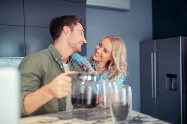 Amorevole coppia felice sorridente mentre si gode la mattina a casa insieme