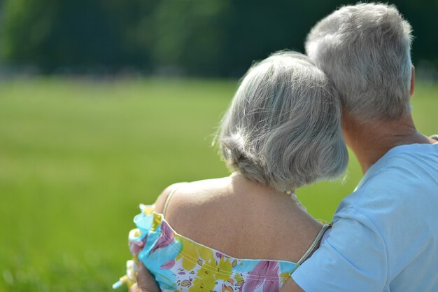 Amorevole coppia matura in una passeggiata nel parco in estate