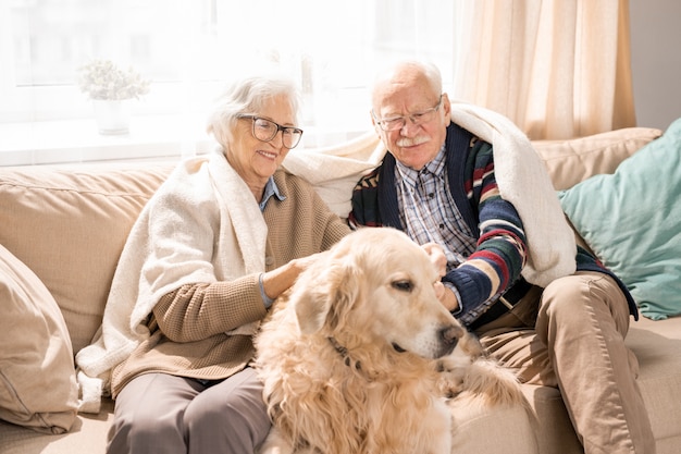 Amorevole coppia senior con cane