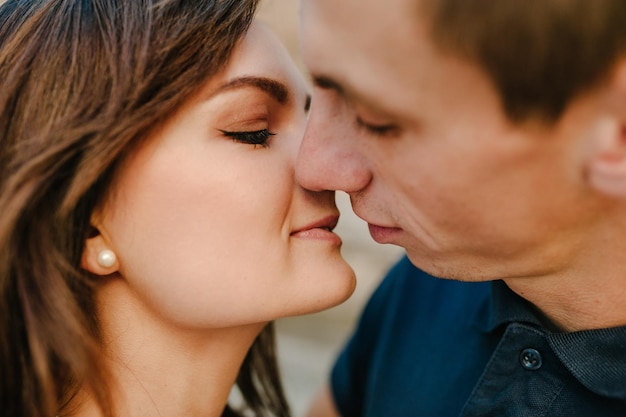 Amorevole giovane coppia baciare e abbracciare nel giorno di san valentino Amore e tenerezza risalente al concetto di anniversario di famiglia romantico