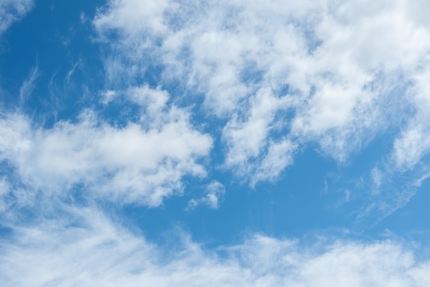 Ampia distesa di cielo azzurro con nuvole sbattenti Sfondo di cielo azzurro e nuvole bianche piumate