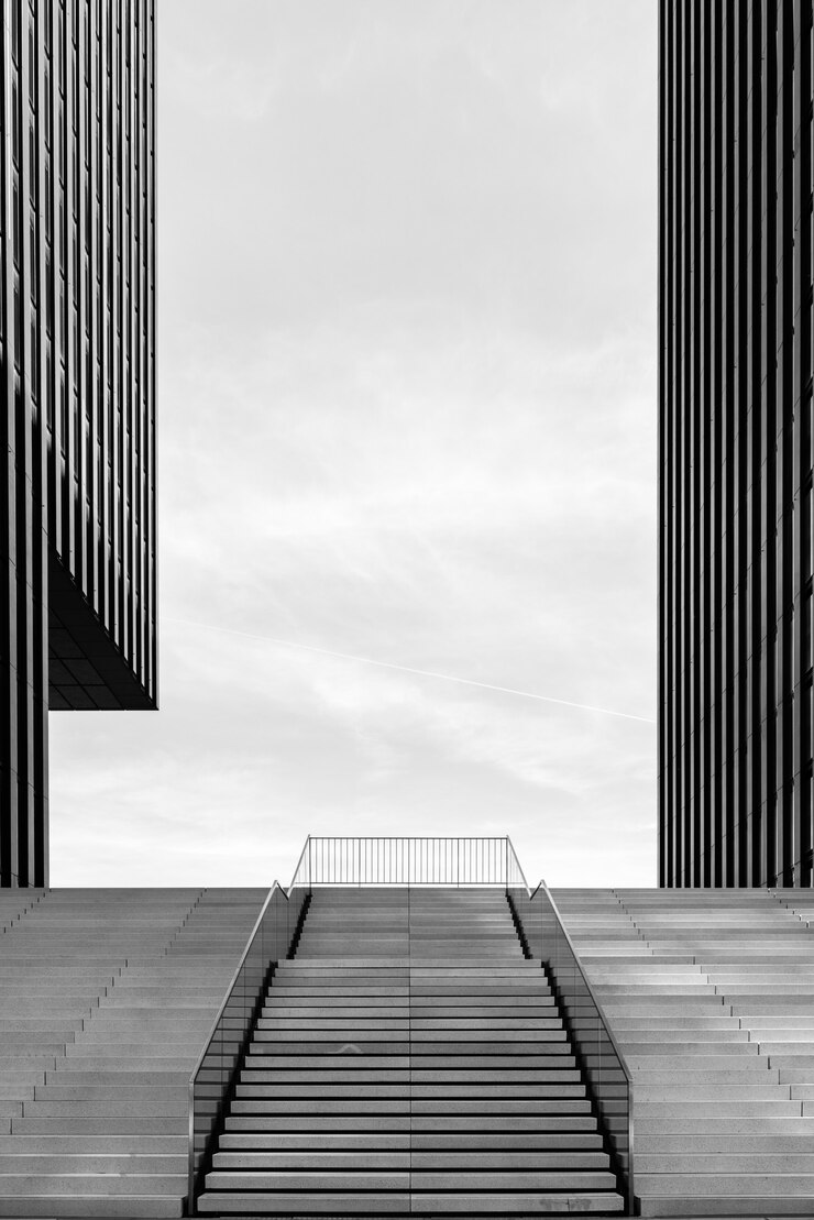 Ampia scalinata tra due moderni edifici per uffici al Medienhafen di Dusseldorf, Germania.