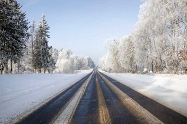 Ampia strada asfaltata nella stagione invernale dell'anno