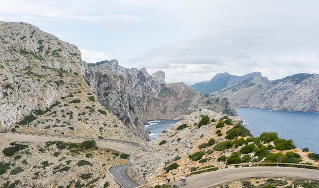 Ampia vista del punto di vista di Cape Formentor con turisti sfocati e costa a Maiorca