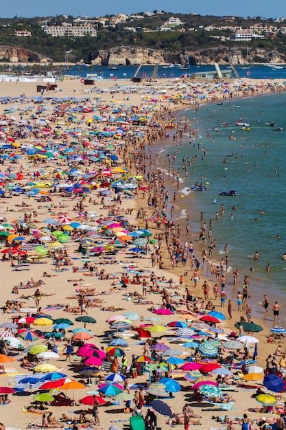 Ampia vista di una spiaggia affollata a Portimao, in Portogallo.