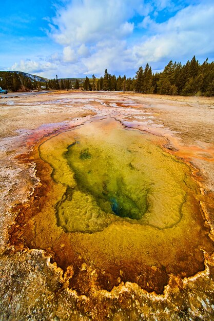 Ampio angolo di serena e colorata sorgente termale a Yellowstone