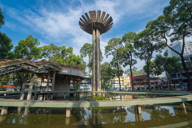 Ampio angolo di visione del pilastro di loto Un'architettura iconica al lago Turtle Ho Con Rua con cielo blu a Saigon