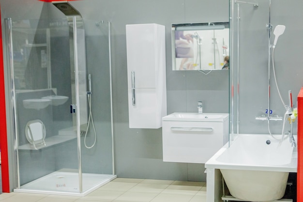 Ampio bagno in toni di grigio con vasca freestanding, cabina doccia, doppio lavabo.