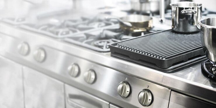 Ampio banner dell'industria culinaria parte di una cucina moderna nel ristorante o nell'hotel con spazio per la copia di attrezzature professionali