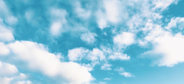 Ampio cloudscape estivo parzialmente nuvoloso lucernario blu soffici nuvole