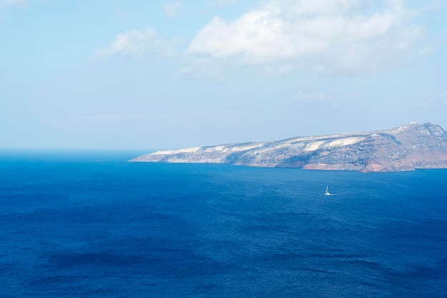 Ampio paesaggio che domina l'isola di Santorini in Grecia