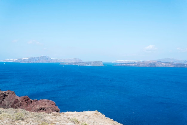 Ampio paesaggio che domina l'isola di Santorini in Grecia