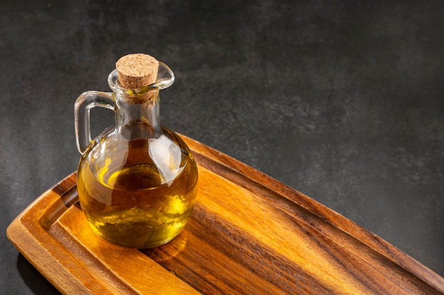 Ampolla di vetro Olio d'oliva in un'ampolla di vetro