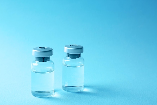 Ampolle mediche su sfondo a colori Concetto di vaccinazione