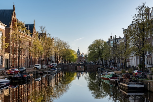 Amsterdam è la capitale e la città più popolosa dei Paesi Bassi.