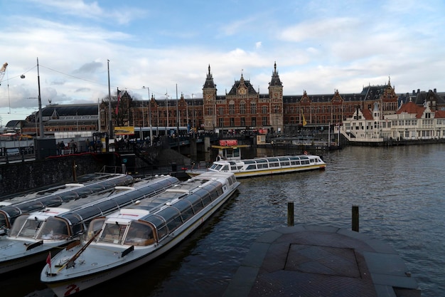 AMSTERDAM, PAESI BASSI - 25 FEBBRAIO 2020 - Città vecchia della stazione centrale