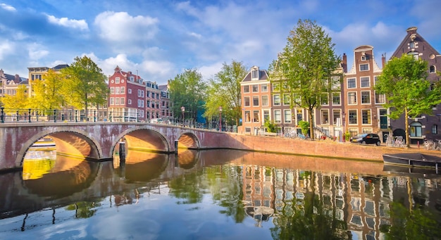 Amsterdam Vista panoramica del centro storico di Amsterdam Case e ponti tradizionali