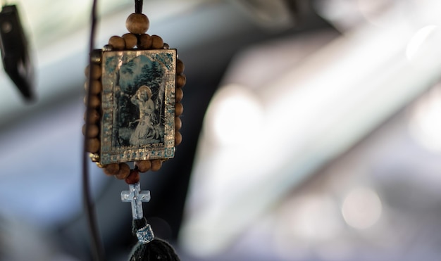 Amuleto di icona in legno nell'auto di Nicholas the Wonderworker su una corda a doppia faccia L'icona