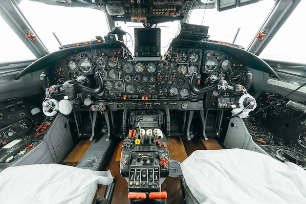 An-24rb - all'interno della cabina di pilotaggio