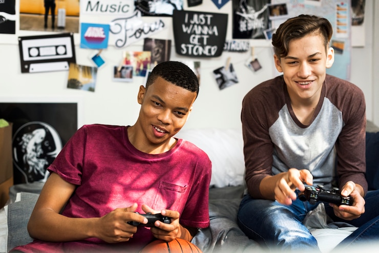Photo anak laki-laki remaja nongkrong di kamar tidur bermain video game bersama