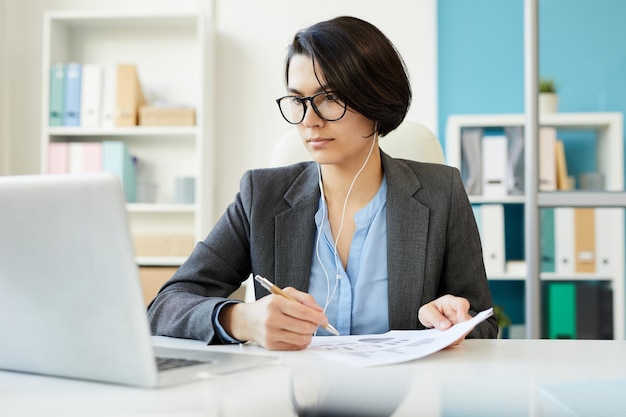 Analisi dei grafici durante la comunicazione online con il collega