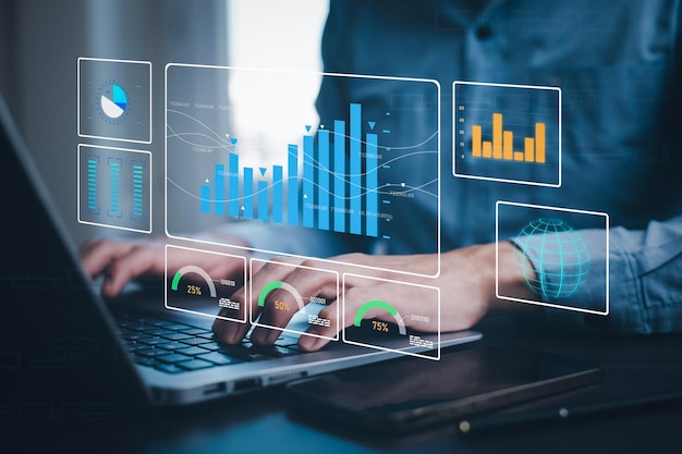 Analisi della pianificazione e gestione dei progetti online Uomini d'affari che lavorano sui laptop con il Project manager e aggiornano le attività e la pianificazione dei progressi con l'interfaccia di pianificazione dei grafici su uno schermo virtuale