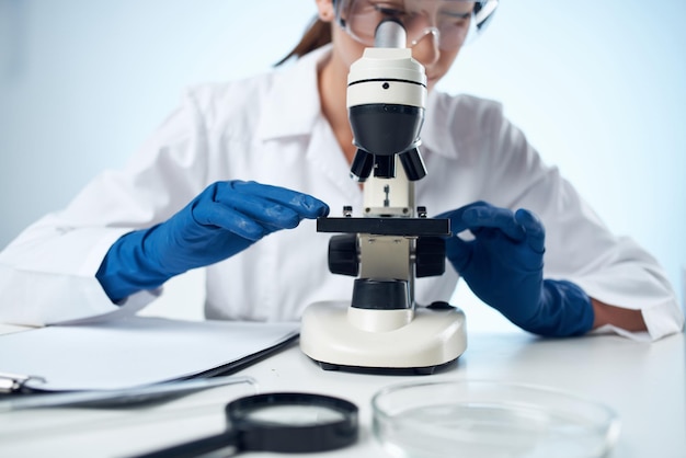 Analisi della soluzione chimica di diagnostica del microscopio da laboratorio dello scienziato della donna