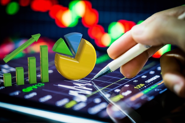 Analisi delle azioni con grafico della crescita e grafico a torta su tavoletta digitale