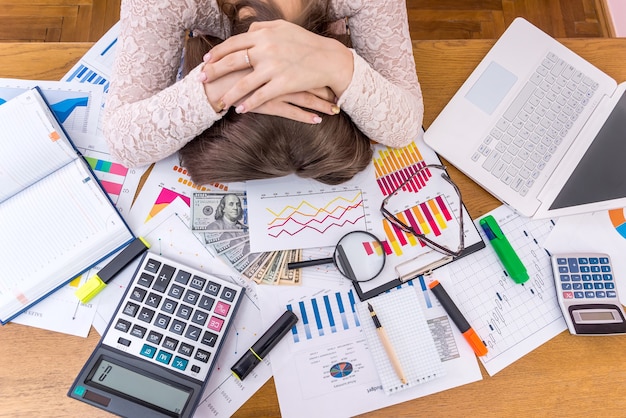 Analista aziendale esausta dorme sul suo posto di lavoro