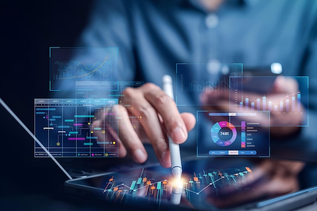 Analista che lavora con il computer nel sistema di gestione dei dati e dell'analisi aziendale per creare un rapporto con KPI e metriche collegate al database