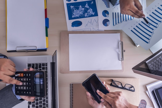 Analizzando il lavoro Contabilità sul concetto di investimento Laptop.