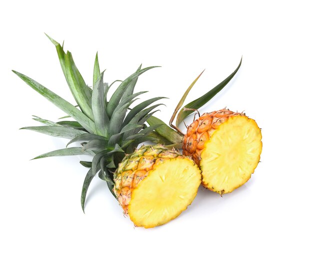 Ananas a fette Ananas isolato su sfondo bianco