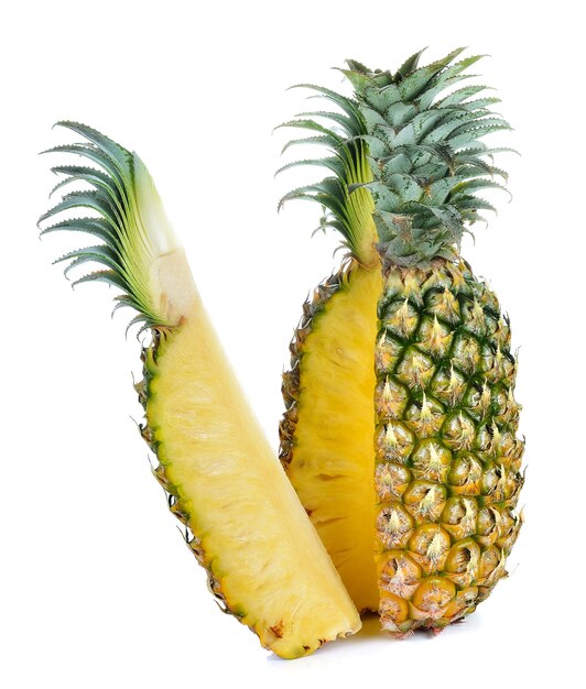 Ananas a fette su sfondo bianco