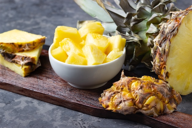 Ananas affettato fresco sul tavolo