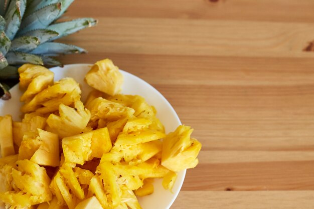 Ananas affettato sul tavolo di legno