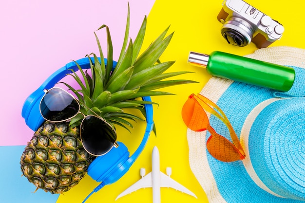 Ananas alla moda. Bright Summer Color. Abbigliamento da spiaggia Arte creativa.