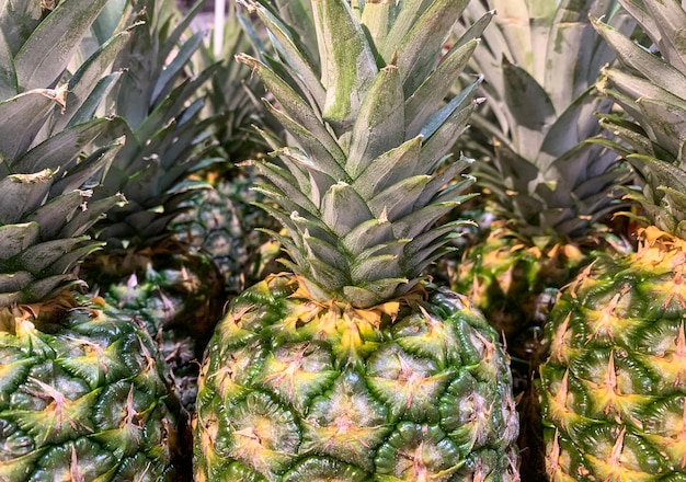 Ananas biologico fresco con foglie Frutta sana Close up