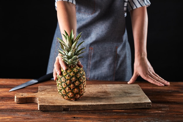 Ananas biologico su una tavola di legno