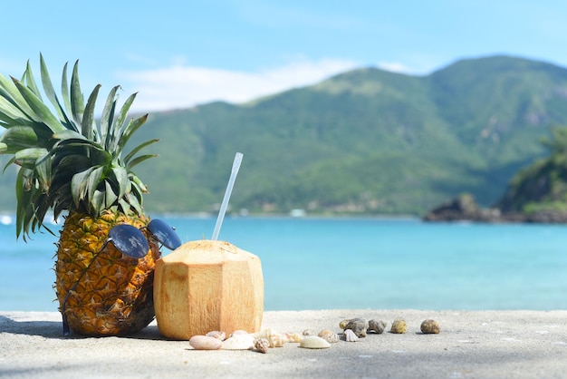 Ananas con bevanda al cocco e occhiali da sole