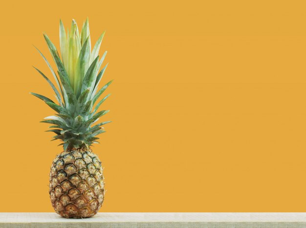 Ananas con copyspace giallo.