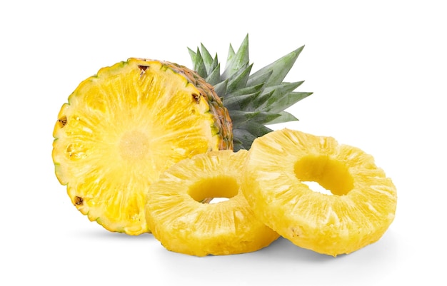 Ananas con fette isolate su sfondo bianco