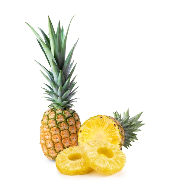 Ananas con fette isolate su sfondo bianco