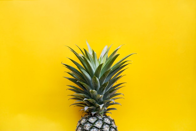 Ananas con sfondo giallo