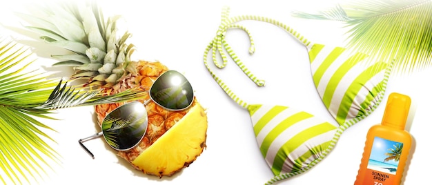 Ananas creativo con occhiali da sole su sfondo estivo