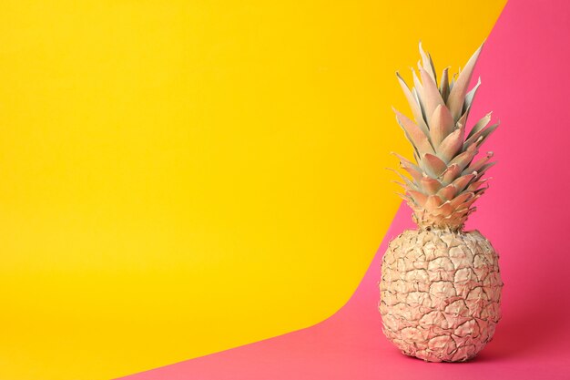 Ananas dorato dipinto su un fondo di due toni, spazio per testo