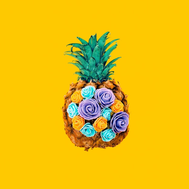 Ananas e fiori dal design creativo. Arte minimale surreale