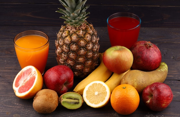 Ananas e frutta esotica con succo