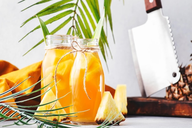 Ananas fermentato Kombucha Drink Tepache Bevanda probiotica superfood fatta in casa con succo di frutta